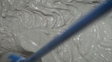 alçı çözeltisi elektrikli Matkap tarafından karıştırma.