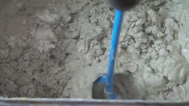 電気ドリルによる石膏溶液の混合. — ストック動画