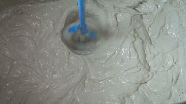 Mistura de uma solução de gesso por uma broca elétrica . — Vídeo de Stock