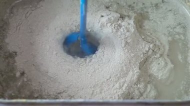 Macun kuru inşaat karışımlar ve su hazırlama süreci.