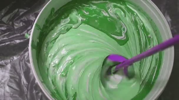 El proceso de mezcla de pintura blanca con un tinte de color en el taladro del cubo con una boquilla especial evita la pintura . — Vídeos de Stock