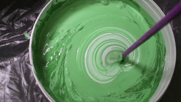 Het proces van het mengen van witte verf met een tint van de kleur in de emmer boor met een speciale nozzle voorkomt verf. — Stockvideo