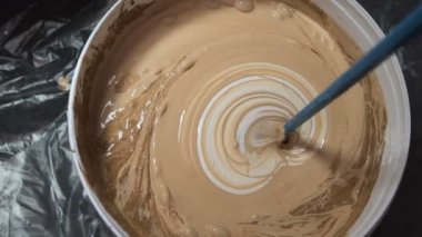 Özel bir başlık kova matkapla bir renk belirti ile beyaz boya karıştırma işlemi boya engeller.