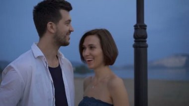 Çift romantik bir ilişki zamanla getiriyor..