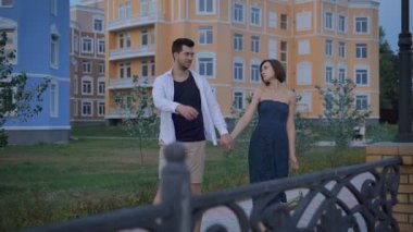 Mutlu bir çift yeni evli eğlence gezinti alan gezinti yolu üzerinde yeni evinin yakınında.