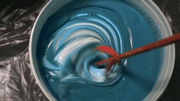 Le processus de mélange de peinture blanche avec une teinte de couleur dans la perceuse à godet avec une buse spéciale empêche la peinture . — Video