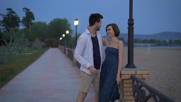Szép pár, a férfi és a nő az utcán, este romantikus időt. — Stock videók