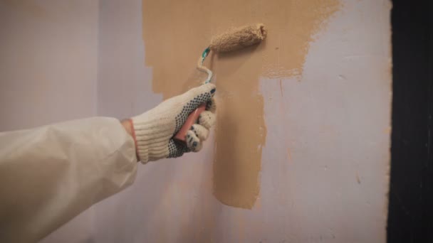 Werken met roller Hand verf de muur in oranje kleur. — Stockvideo