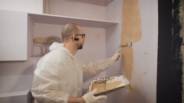 Reparation av hus med sina egna händer. — Stockvideo