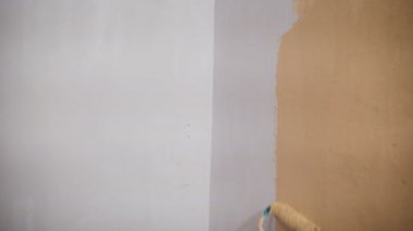 turuncu renkli duvar silindir el boyalar ile çalışma.