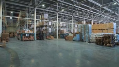 büyük bir bakkal. Yumuşak yere kamyon mal ile gider.