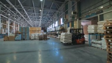 büyük bir bakkal. Yumuşak yere kamyon mal ile gider.