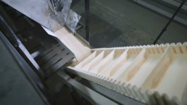 yulaf ezmesi tahıl fabrikada torbalarda paketlenmiş.