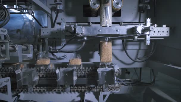 Usine d'emballage de céréales et autres produits alimentaires. Là emballant le riz .