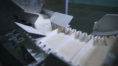 Mısır gevreği paketleme ve diğer gıda ürünleri fabrikası. Orada pirinç var..