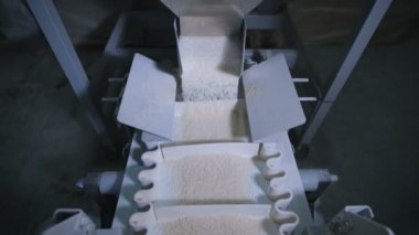 Mısır gevreği paketleme ve diğer gıda ürünleri fabrikası. Orada pirinç var..