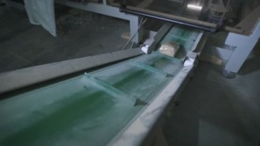 yulaf ezmesi tahıl fabrikada torbalarda paketlenmiş.