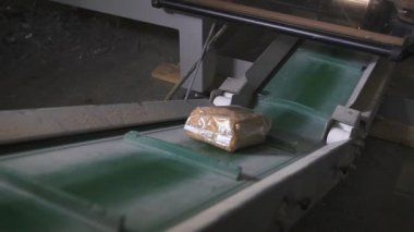 yulaf ezmesi tahıl fabrikada torbalarda paketlenmiş.
