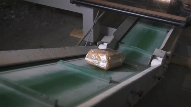 Havermout granen is verpakt in zakken in de fabriek. — Stockvideo