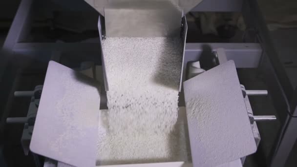 Ris smular i lika delar i en modern Automatisk maskin. — Stockvideo