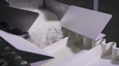 Modern bir otomatik makine eşit hisse içine pirinç sevgisi.