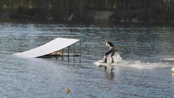 Wakeboarder dělat triky na sunset — Stock video