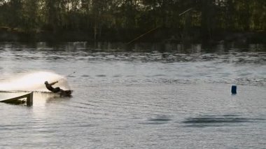 Wakeboarder günbatımı üzerinde hileler yapmak