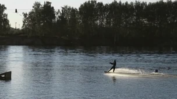 Surfboards, c'est une excellente façon de passer une journée de congé . — Video