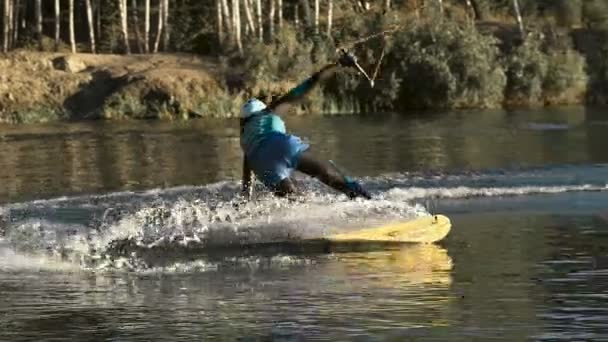 Pranchas de surf, é uma ótima maneira de passar um dia de folga . — Vídeo de Stock