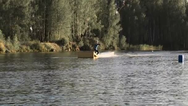 Surfplanken, het is een geweldige manier om een dagje uit. — Stockvideo