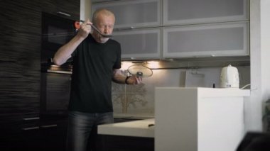 Bütün aile için çorba hazırlama büyükbaba.