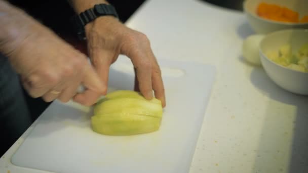 Der Mann, der in ihrer modernen Küche eine Mahlzeit zubereitet. — Stockvideo