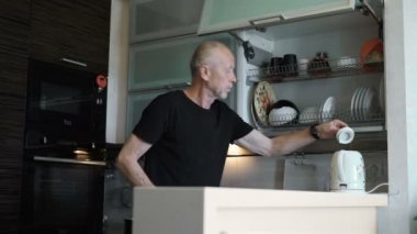 Yaşlı bir adamın emekli, evini mutfakta zaman harcıyor