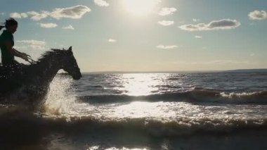 Bir kumsalda güzel genç kadın binme