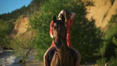 Bir binicilik bir plajda seksi güzel bir genç kadın