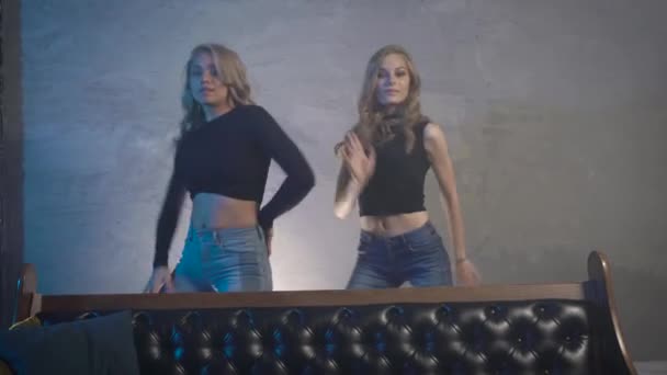 Duas jovens loiras dançam no estúdio. Show de dança enquanto filma um videoclipe. — Vídeo de Stock