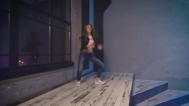 Schlankes Mädchen tanzt im Studio. Moderner stilvoller Tanz. — Stockvideo