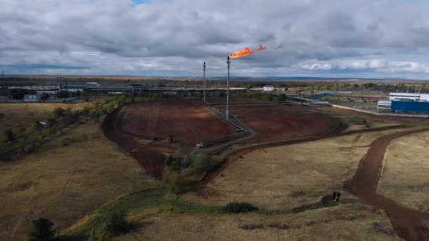 Aerial View of chemical plant. Gas processing. The industry burns excess natural gas. — Stock Video