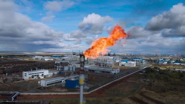 A vegyi üzem légi kilátása. Gázfeldolgozás. Az ipar fölösleges földgázt éget. — Stock videók
