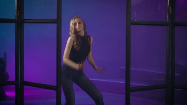 Mooie blonde dansen in de studio. Hedendaagse dans op dynamische muziek. — Stockvideo