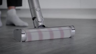 Modern bir elektrikli süpürge başlığı, şık bir tasarım..