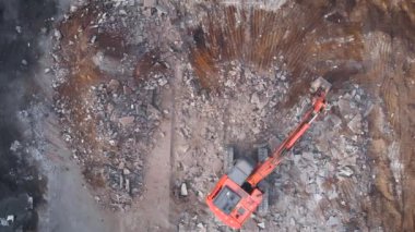 Yukarıdan bak. Büyük bir kazıcı beton zemini söker..