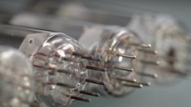 Çerçevenin içinde eski bir radyo tüpü ve kontakları var..