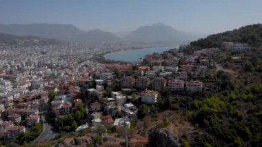 Türk Alanya 'sı yukarıdan. Çerçevede Akdeniz kıyılarında pek çok ev var, şehir dağlara yakın pitoresk bir yerde yer alıyor..