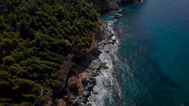 Hava görüntüsü. Deniz kenarındaki güzel kayalık sahil.