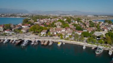 Kadr 'da, Side şehrinde samimi bir körfez vardır. Türkiye 'de şirin yatları ve balıkçı tekneleri olan küçük bir liman.