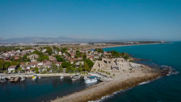En Kadr hay una acogedora bahía de mar de la ciudad de Side. Pequeño puerto en Turquía con yates lindos y barcos de pesca. — Vídeo de stock