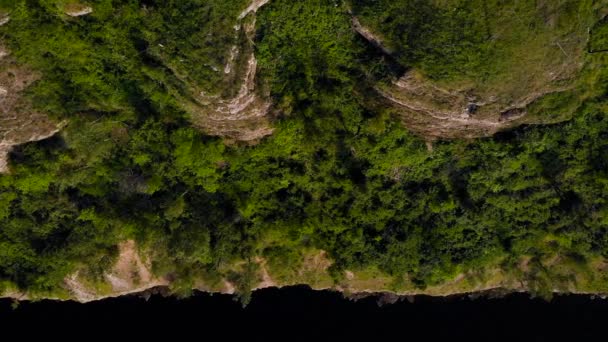 위에서 바위투성이의 산과 해 안을 바라본다. 러시아 중부 지역의 여름 자연. 암벽과 초목. — 비디오