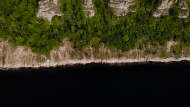 Vista dall'alto sulla montagna rocciosa e sulla riva. Natura estiva nella striscia centrale della Russia. scogliere di pietra e vegetazione. — Video Stock