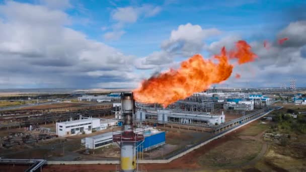 Rura w zakładzie chemicznym spala pozostałości gazu ziemnego — Wideo stockowe